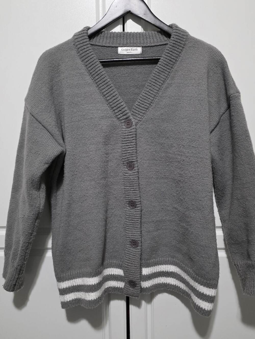Golden Earth Studio Womens Gray V-Neck Button Boyfriend Cardigan w Stripe Hem - Picture 2 of 11